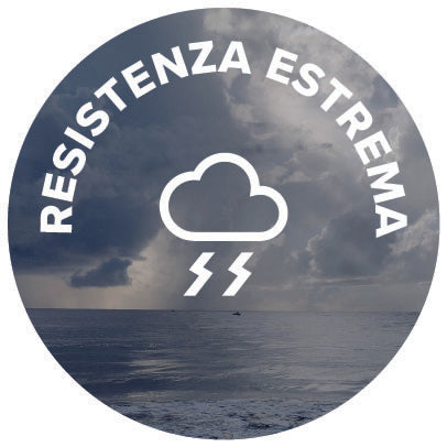 Un'illustrazione circolare con il testo 'Resistenza estrema' disposto lungo il bordo superiore. Al centro, un'icona raffigurante una nuvola con due fulmini, simbolo di resistenza alle intemperie. Lo sfondo mostra un paesaggio marino con cielo nuvoloso e tonalità scure, evocando forza e durabilità anche in condizioni climatiche avverse.