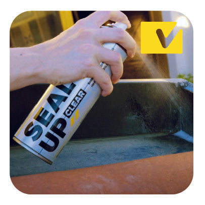 Un'immagine che mostra una mano mentre utilizza una bomboletta spray di sigillante trasparente con il marchio 'Seal Up Clear'. La scena si svolge all'aperto, su un tetto.