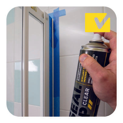 Un'immagine che mostra una mano mentre utilizza una bomboletta spray di sigillante trasparente con il marchio 'Seal Up Clear' su una doccia di casa. La scena si svolge in casa, in bagno.